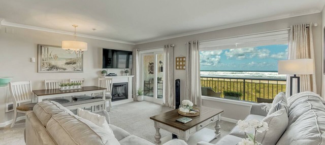Oceanfront 3rd floor Balcony 2 blocks to Turnaround-Work Remotely in Seaside