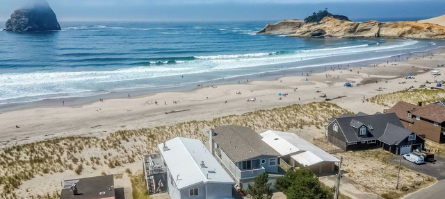 Oceanfront Pacific City Beauty with Haystack Rock Views, 5 Bedrooms, Large Deck! in Pacific City