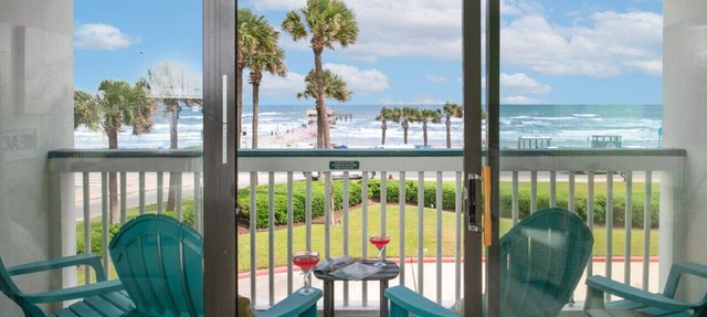 Oceanfront View, Heated Pool, Casa Del Mar! in Galveston