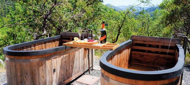 Off-grid container home on 6 private acres, outdoor soaking tubs and plunge pool in Rogue River