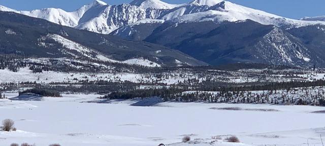 On Lake Dillon with Amazing Views Everywhere! Hot Tub, Grill, Private Balcony! in Frisco