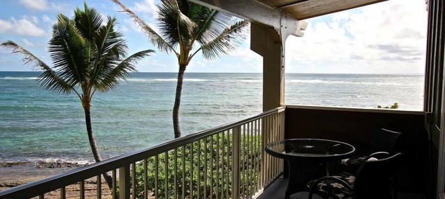 Only thing between you and the ocean is the Beach! Top Floor, unobstructed view in Kapaa