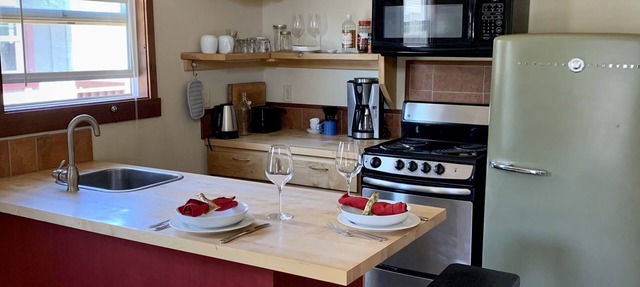 Open, airy, upstairs studio apartment in the heart of Markleeville. Pet friendly in Markleeville