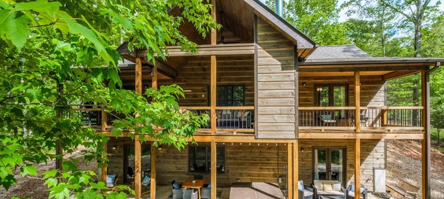 Outdoor Fireplace, S'mores & Mountain Air⎮Game Room⎮Dog Friendly Sleeps 10 in Mineral Bluff