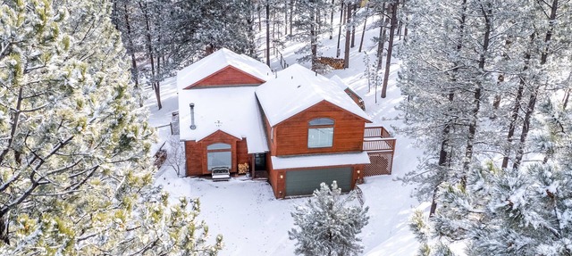 Peaceful getaway in the woods with fully fenced yard- Pet friendly! in Bailey
