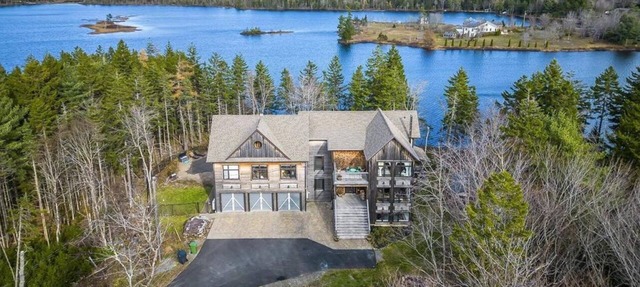 Peaceful Retreat on Schmidt Lake in Hammonds Plains