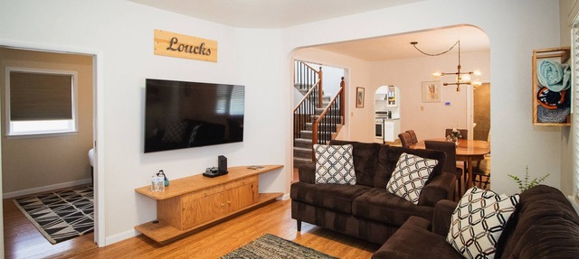 Perfect Home Base | Walk to Downtown | Sleeps 11! in Windsor