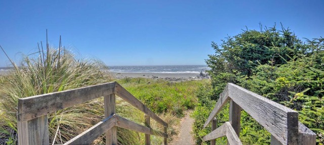 Pet-Friendly Gold Beach Townhome Ocean Views in Gold Beach