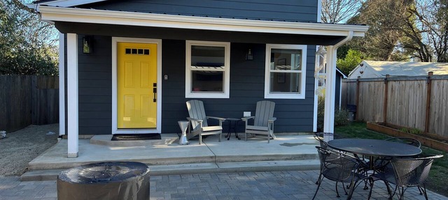 Pet Friendly Tiny Glass House Close To The Airport and Downtown in Eugene