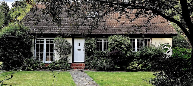 Picturesque 5 Bed Cottage Lingfield, Surrey in Newchapel