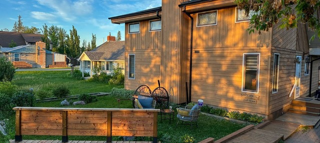 Pine Peaks Cabin - Rustic Family Getaway Steps to Lake Hot Tub + Bunk Rooms in Alberta Beach