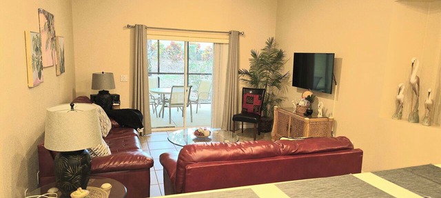 Platinum rated 2BR ground floor next to pool big screen TVs, Huge patio, wifi in Davenport