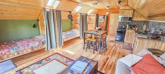 Points Unknown Guest Suite - Unique Lodging Experience with Sled Dogs in Hovland