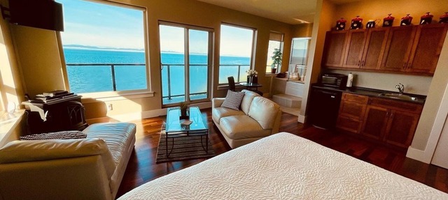 Points West Oceanfront Rooftop suite in Sooke