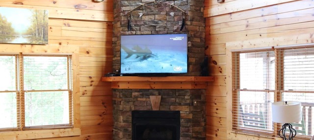 Pool in back! -2x King Suites -120in Projection -Pool Table -HotTub -Easy Access in Pigeon Forge
