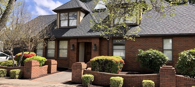 Premier Neighborhood - Sleeps 10 - King Beds - .37 miles to Autzen - walk to UO in Eugene