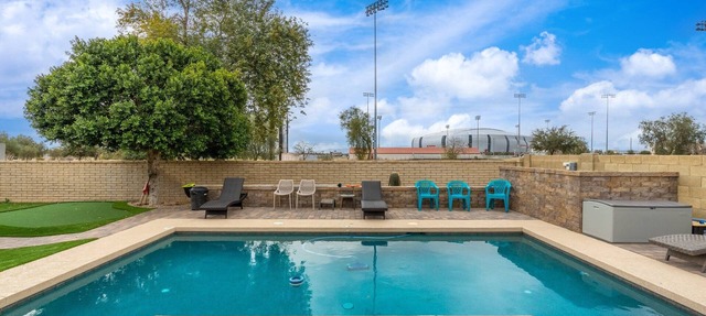 Prime Location HotTub/Pool/Outdoor Kitchen Spring training Clean and Safe. in Glendale