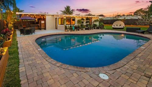 Private Heated Pool Oasis Pet-Friendly Retreat Short or long Stays Sleeps 2-8 Ppl in Pompano Beach