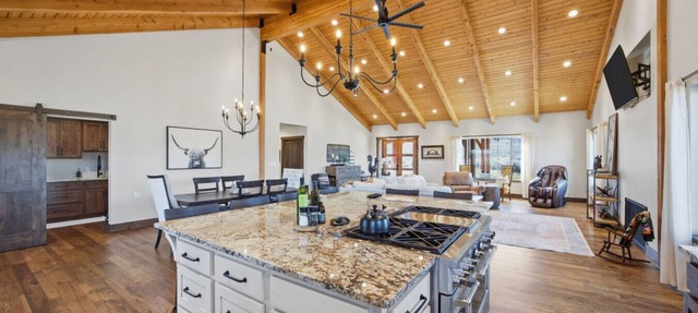Private Mountain Side with Hot Tub and Entertainment Space in Hamilton
