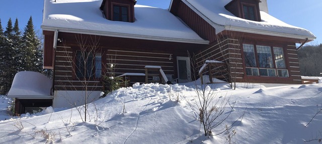 Quiet Laurentian Getaway, Close to the Excitement in Lac-Supérieur
