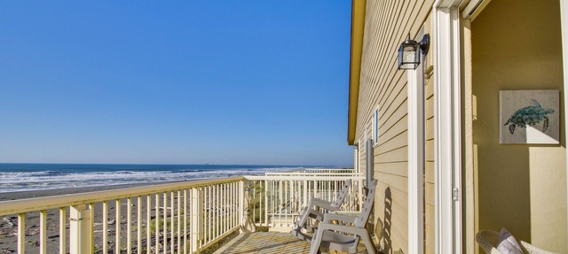 Quiet Waterfront Escape w/Hot Tub & Beach Access! in Gold Beach