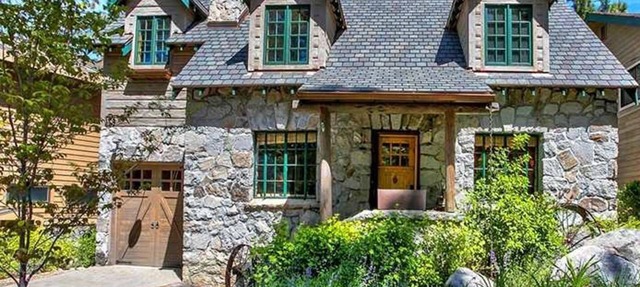 Quintessential Tahoe Cabin, Private beach, kayaks, Max Occ 4 adults 2 kids in Zephyr Cove