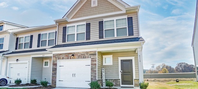 Reduced Price!!! - Just 5 mins. from Lake Norman - Community Pool - Fire pit - BBQ - Garage in Terrell