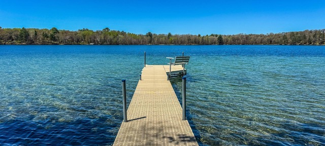 Relax and getaway from it all at Johnson's Lake retreat: Backus Bliss in Backus