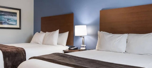 Relax in a Family-Friendly Room with Kitchen, Walk to Bend's Restaurants. in Bend
