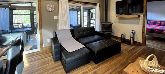 Relaxing waterfront with hot tub and game room in Bowman