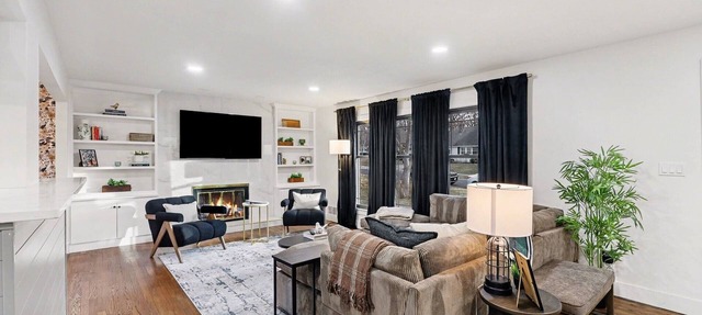 Remodeled Home~King Beds~Hot Tub~Firepit~Games by PV Shops & Downtown OP in Overland Park