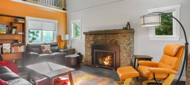 Remodelled Pet Friendly Cabin on Camp Creek with Covered Deck and Fireplace. in Government Camp