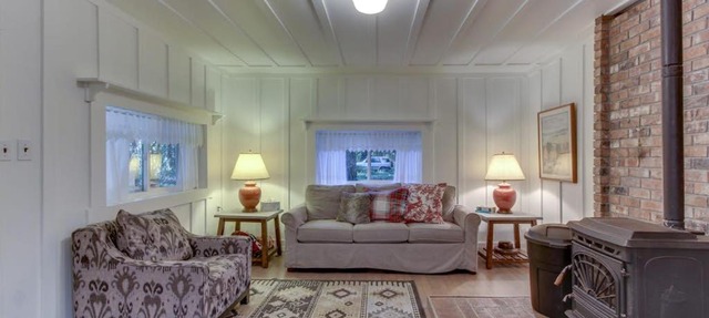 Restored log cabin with classic porch - near river trails hot springs & more in McKenzie Bridge