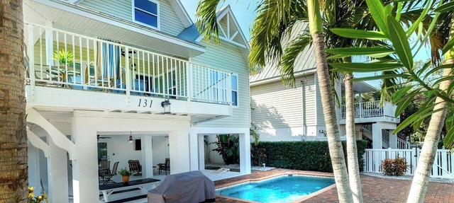 Ride the Tide – Heated Pool Home | Steps to Holmes Beach | Heated Pool | Free WIFI & Trolley , NO Roads to Cross, Dog*(See Note)Allow in Holmes Beach