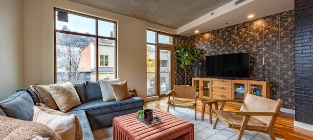 River Run Retreat - DT Loft Overlooks Hood River in Hood River