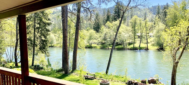 *Riverfront* "Cabin on The Rogue", Gateway to Crater Lake! Sleeps 2-4 in Trail