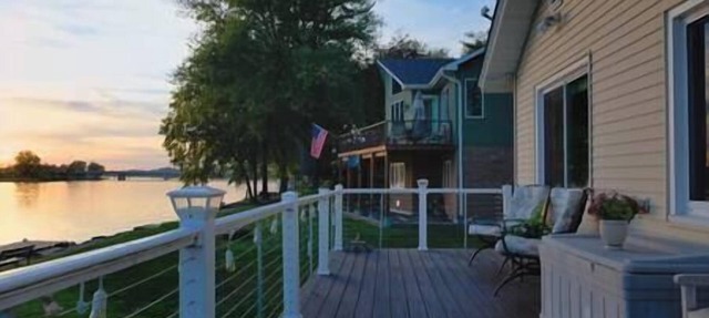 Riverfront Cabin:Wrap Around Deck & 3 Season Room in Moline