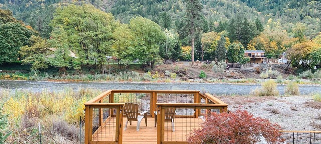 Riverfront House with hot tub, game room and more! in Grants Pass