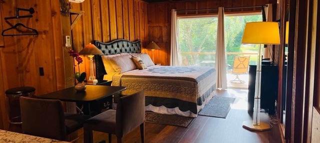 Riverfront Lodging in Shady Cove
