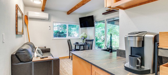Riverfront Sandy Retreat, Fish & Kayak On-site in Sandy