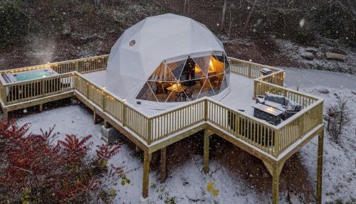 Romantic Geodesic Dome with Hot Tub, Perfect for Stargazing in Pipestem, West Virginia in Pipestem