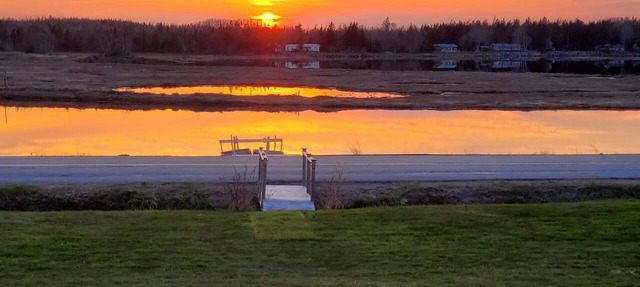 Romantic Waterfront Escape-Fireplace-Sunset Views in Amherst