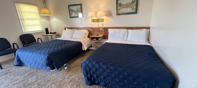 Room 111 - Double Full - Sleeps 4 - West Lake Grandvue Inn in Downs