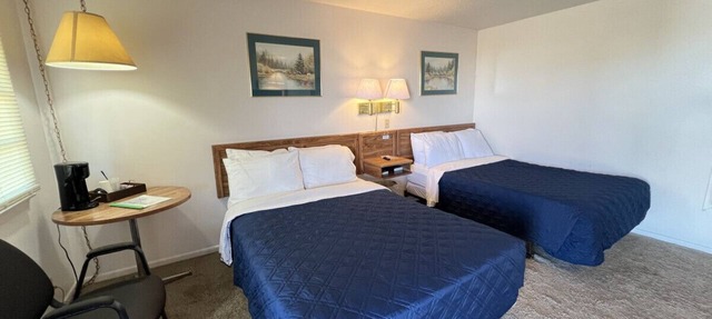 Room 113 - Double Full - Sleeps 4 - West Lake Grandvue Inn in Downs