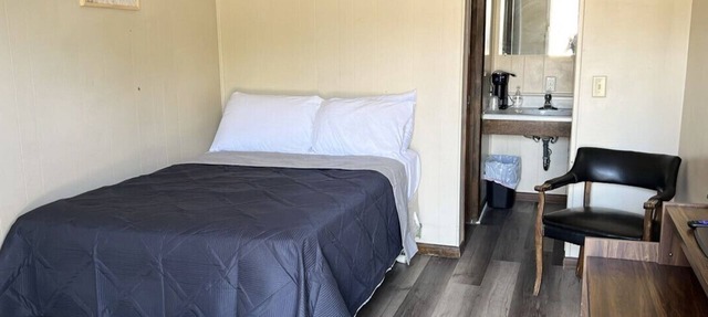 Room 31- Standard Queen - Sleeps 2 - Harper Motel in Harper