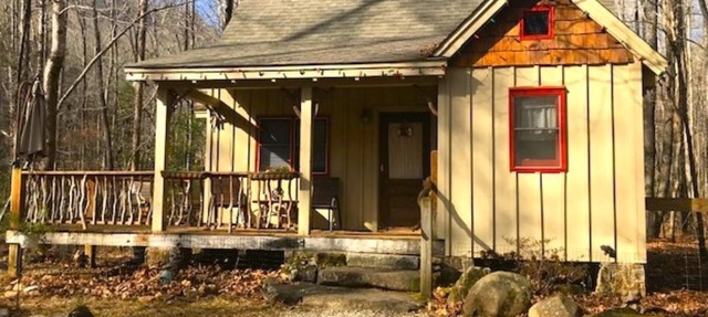 Rustic Cabin-Cozy Creekside Getaway, Private Entire property in Pickens