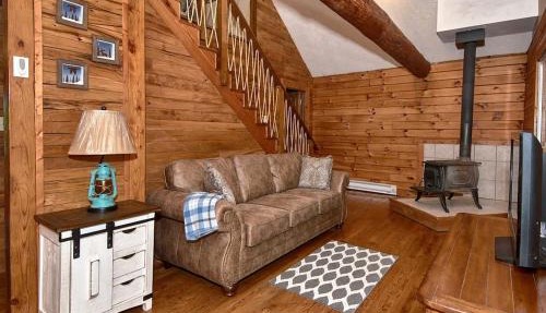 Rustic Cabin with Jacuzzi Surrounded by Nature in Ohio in Rockbridge
