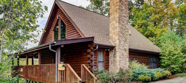 Rustic Sevierville Cabin w/Covered Porch! in Sevierville