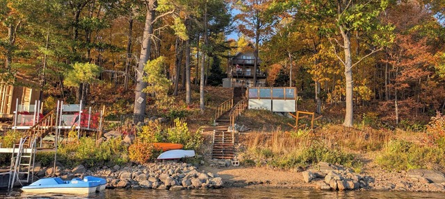 Ruth's waterfront cottage near Pembroke in Pontiac