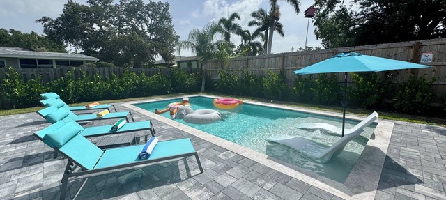 Sandy Feet - family-friendly, private heated pool, 5 mls to beach in Sarasota